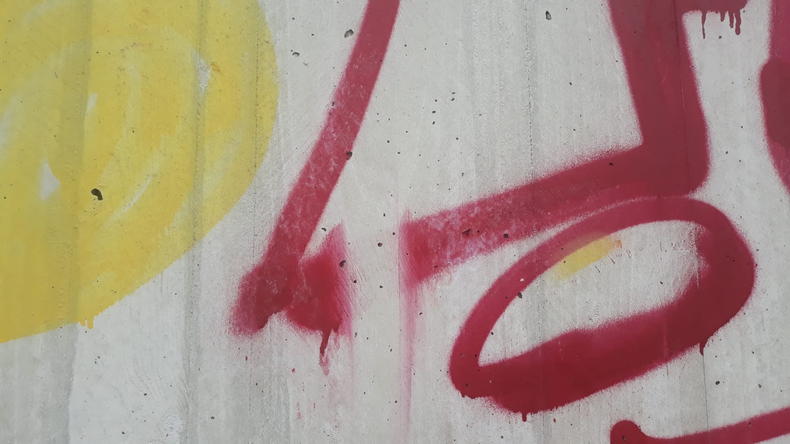 Graffiti Betonwand nachher